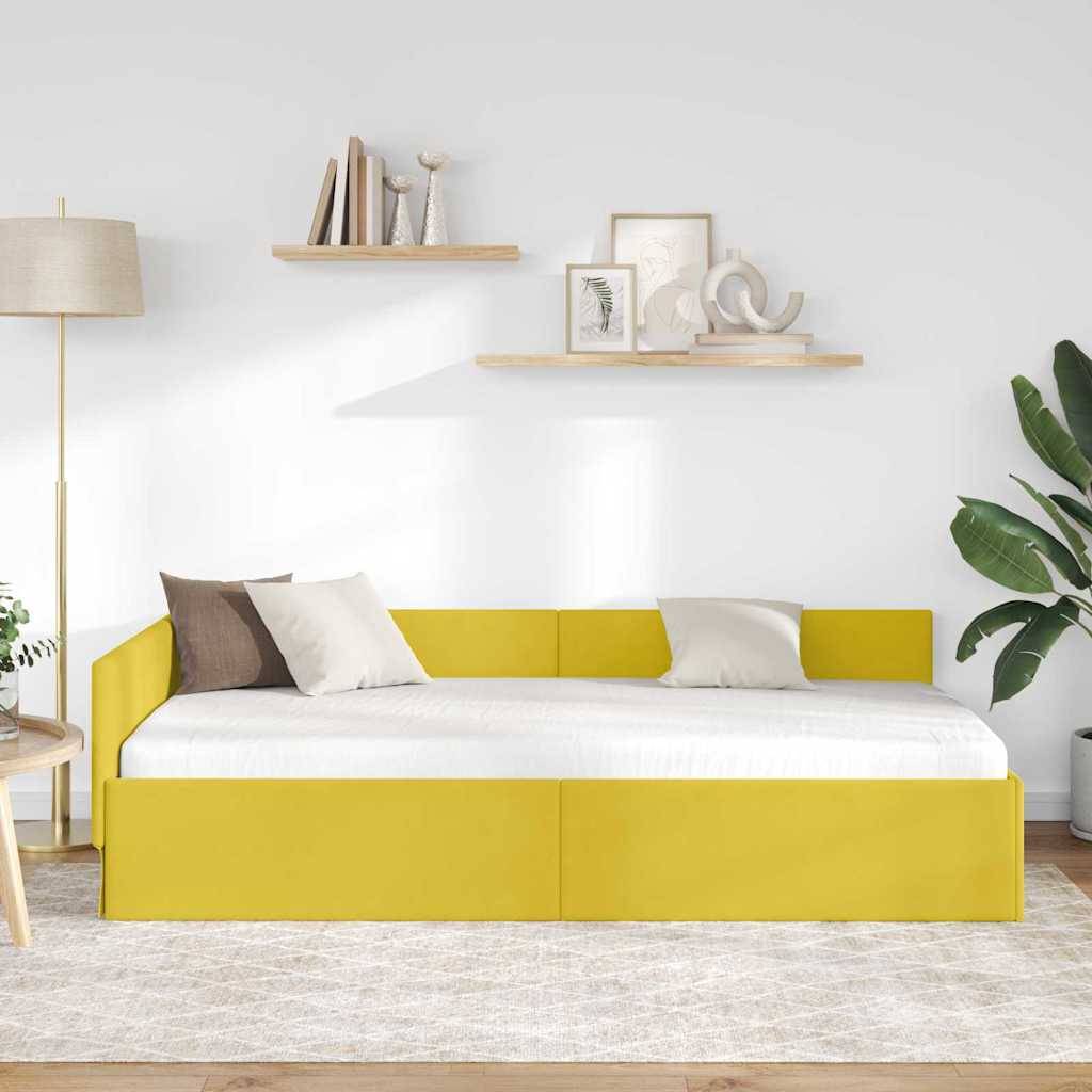Ein Zimmer mit einem gelben Bett, weißer Bettwäsche und dekorativen Kissen. Regale mit Dekor, eine Stehleuchte und eine Pflanze sorgen für moderne Akzente.