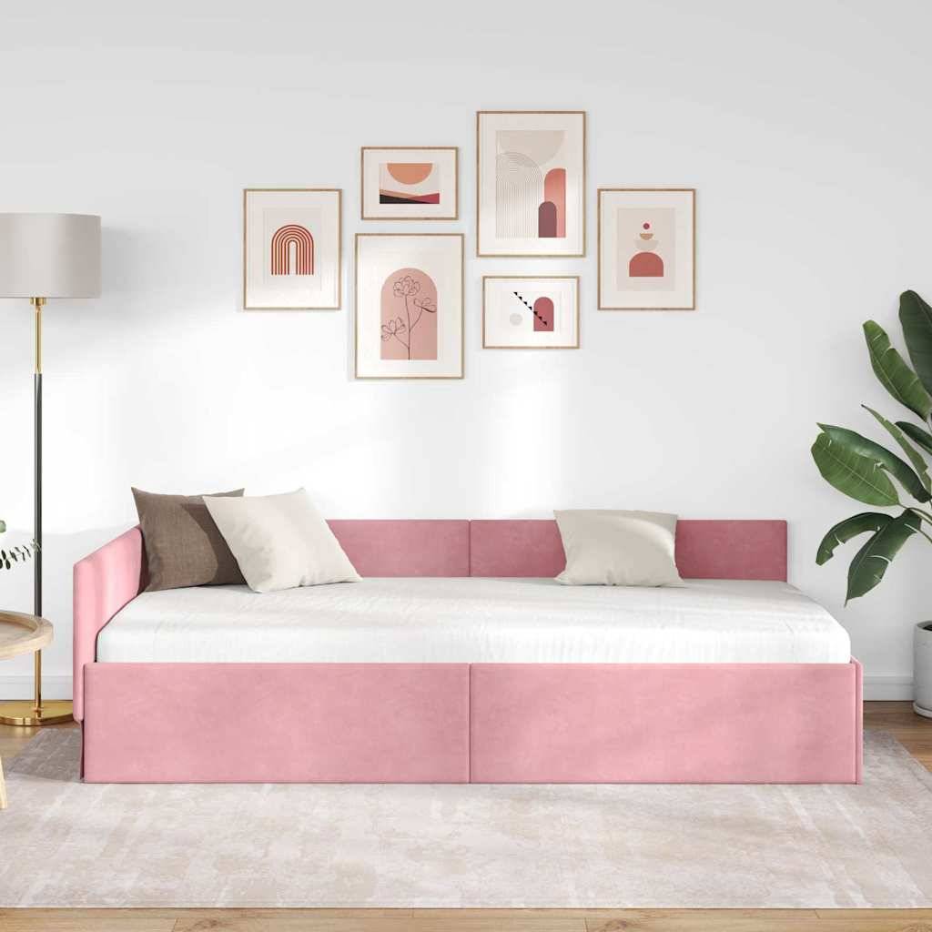 Ein rosa Tagesbett mit weißer Bettwäsche und Kissen in einem Wohnzimmer, das Wandkunst, eine Stehlampe und eine Topfpflanze als Dekoration aufweist.