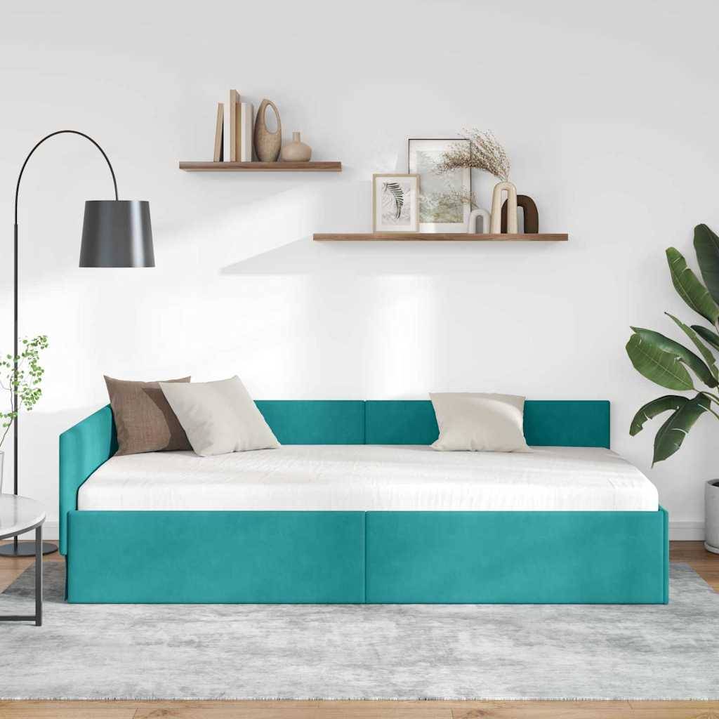 Ein modernes Wohnzimmer mit einem Teakupfer-Sofa, dekorativen Kissen, einem Regal mit Vasen, einer Topfpflanze und einer Stehleuchte auf einem hellfarbigen Teppich.