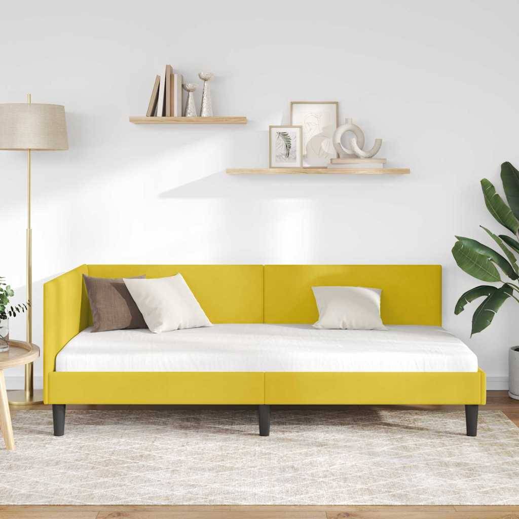 Ein modernes Wohnzimmer mit einem gelben Sofa, einer Stehlampe, dekorativen Regalen und einer Topfpflanze auf einem hellgetönten Teppichboden.