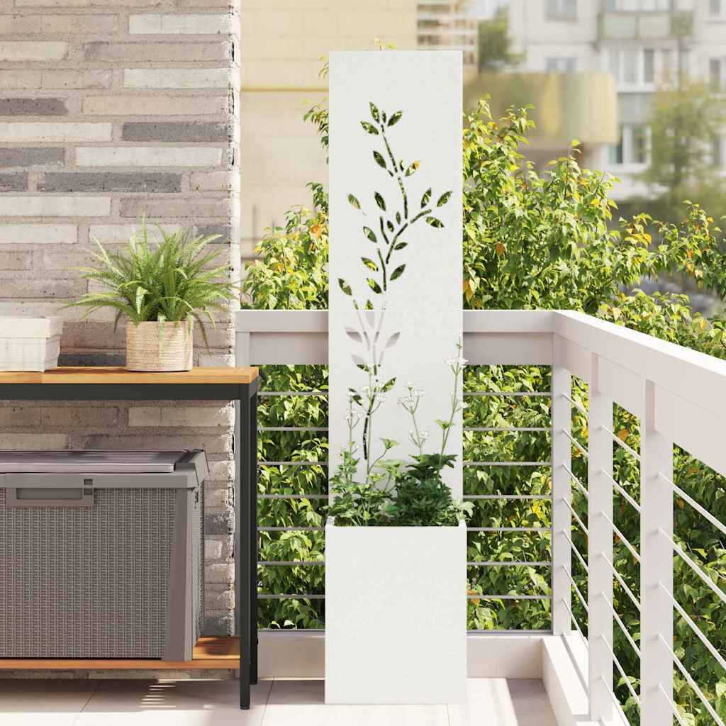 Ein weißes Dekoratives Wandstück mit einem Blumenmuster auf einem Balkon, neben einem kleinen Tisch mit einer Topfpflanze, vor einer Ziegelwand im Hintergrund.