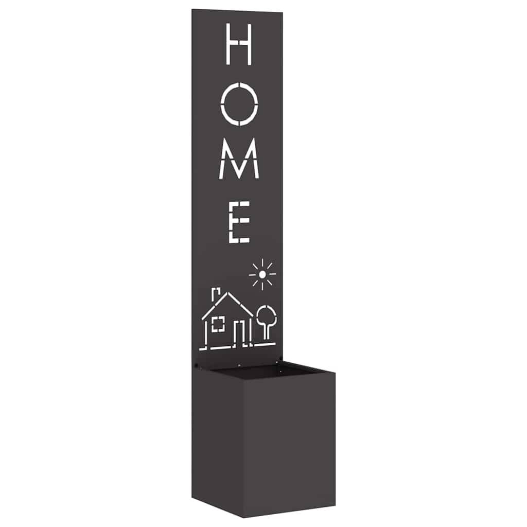 Ein hoher schwarzer Pflanzkübel mit dem vertikal ausgeschnittenen Wort 'HOME' auf einem Panel. Darunter eine einfache ausgeschnittene Darstellung von Haus, Baum und Sonne.