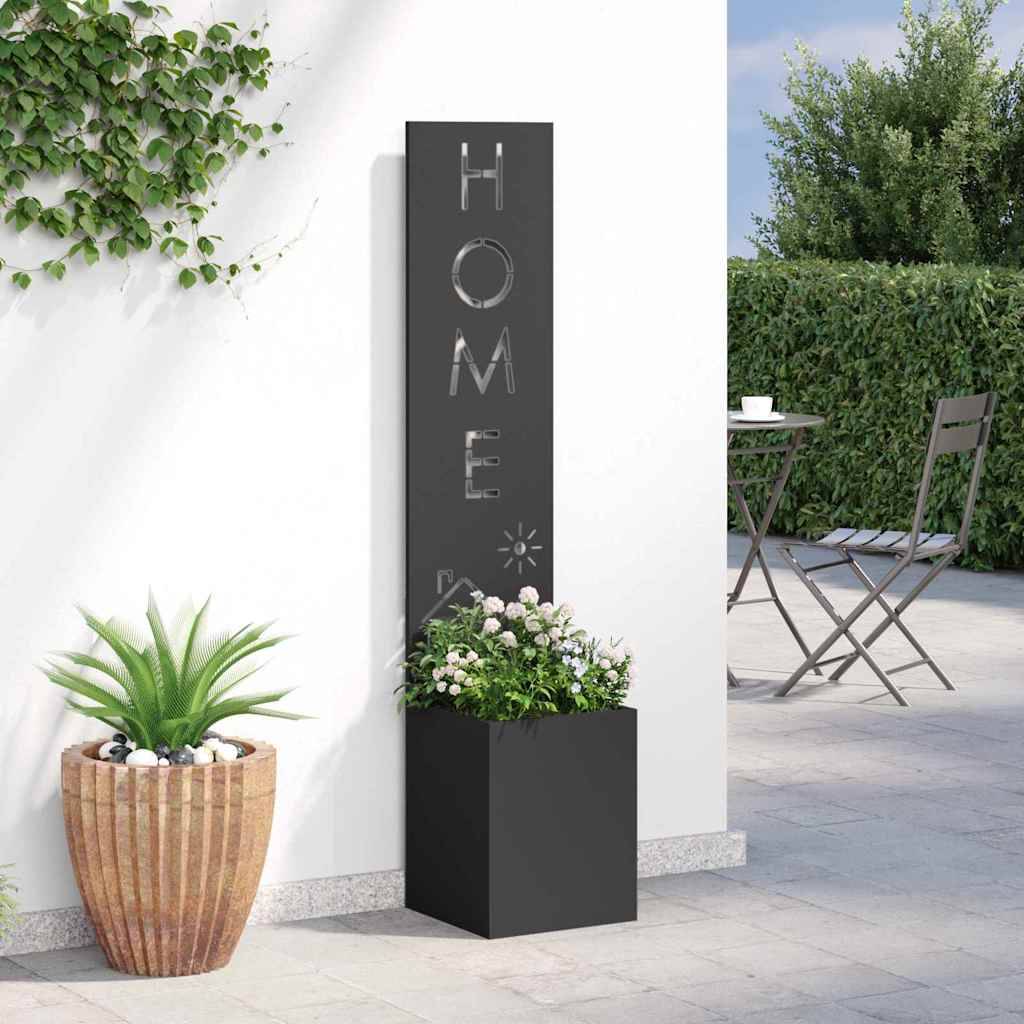 Ein vertikales schwarzes Schild auf einer Terrasse zeigt den Schriftzug 