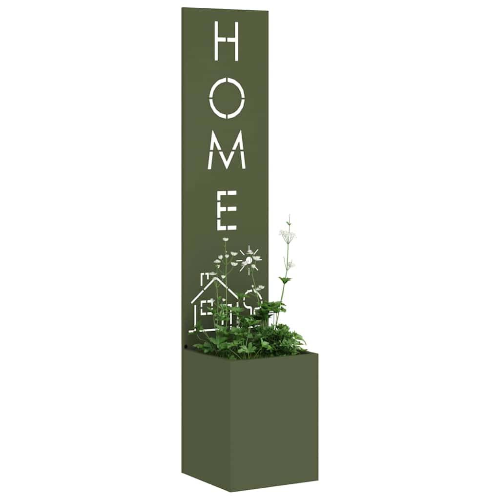 Hoher Pflanzenständer mit vertikal ausgeschnittenem 'HOME' Schriftzug; zeigt ein Hausdesign und Blumen an der Basis, in dem sich kleine grüne Pflanzen befinden.