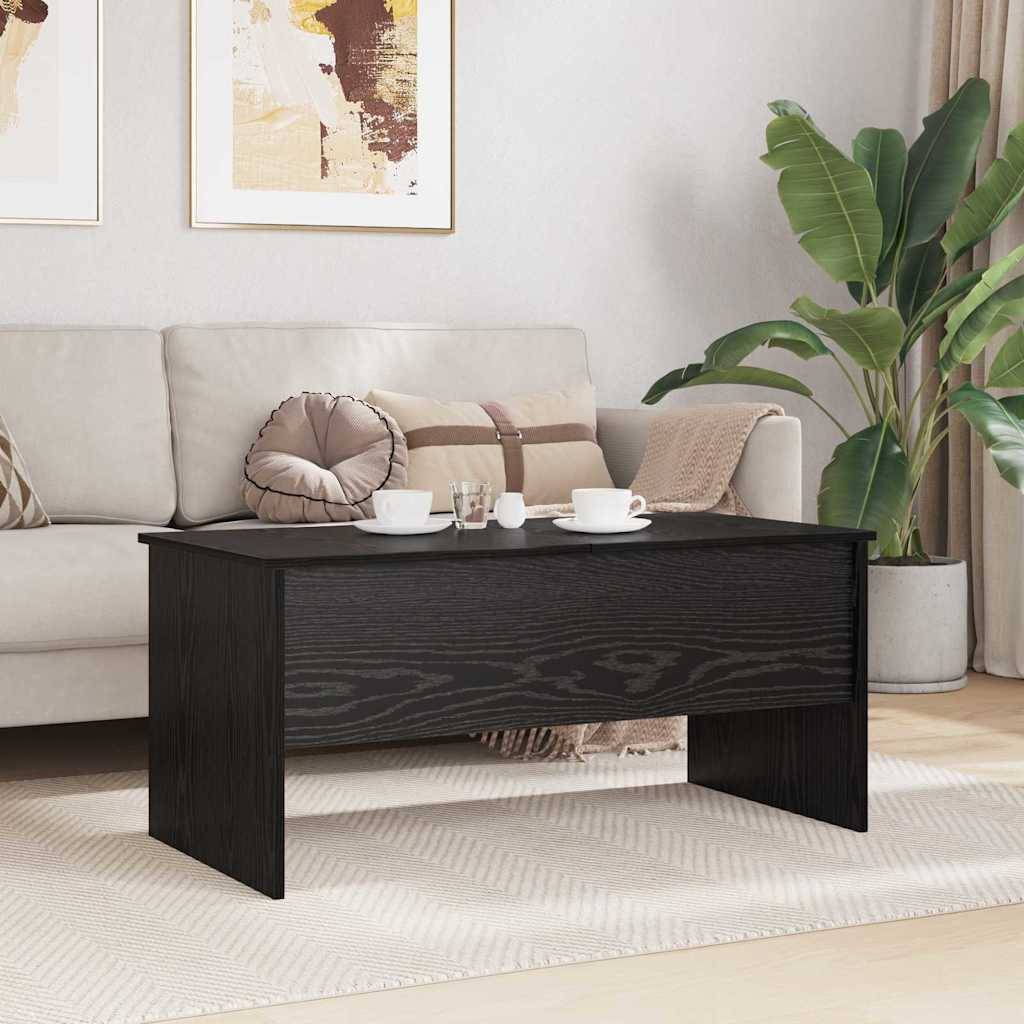 Ein gemütliches Wohnzimmer mit einem schwarzen Holzkaffeetisch, beigefarbener Couch, verschiedenen Kissen und einer Topfpflanze auf der rechten Seite. Warme, einladende Einrichtung.
