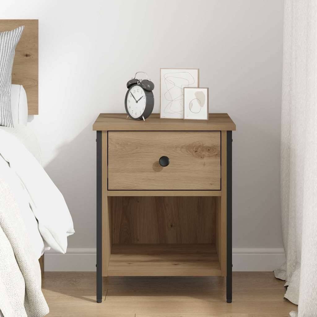 Ein Holznachttisch mit einer Schublade, auf dem eine schwarz-weiße Weckuhr und minimalistisch gerahmte Kunst stehen, befindet sich neben einem Bett.