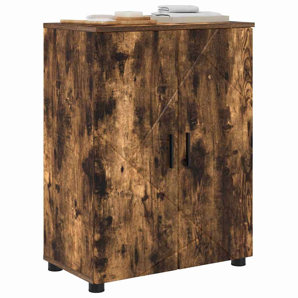 Ein rustikaler, hölzerner Schrank mit zwei Türen und schwarzen Griffen. Papiere und Leinen sind ordentlich aufeinander gestapelt.