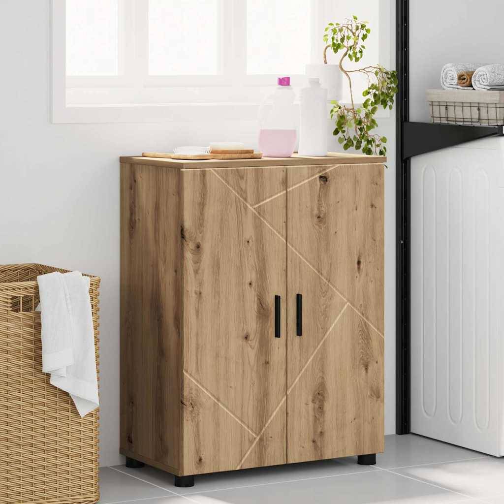 Holzschrank mit schwarzen Griffen in einem Waschraum, neben einer Waschmaschine. Ein Korb und Reinigungsmittel befinden sich auf dem Schrank.