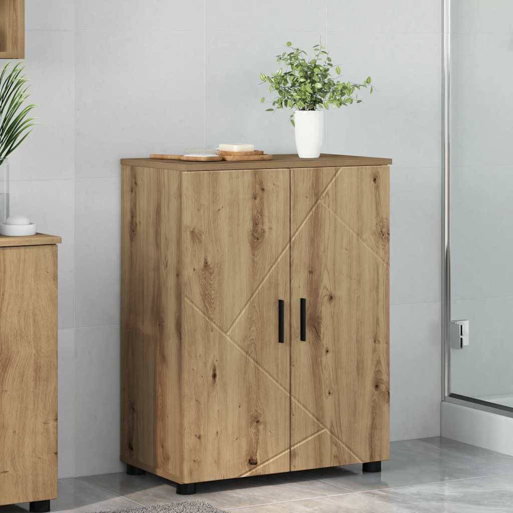 Badezimmerschrank aus Holz mit Doppeltüren und schwarzen Griffen, gekrönt von einer Topfpflanze und einem kleinen Handtuchstapel, auf einem gefliesten Boden platziert.