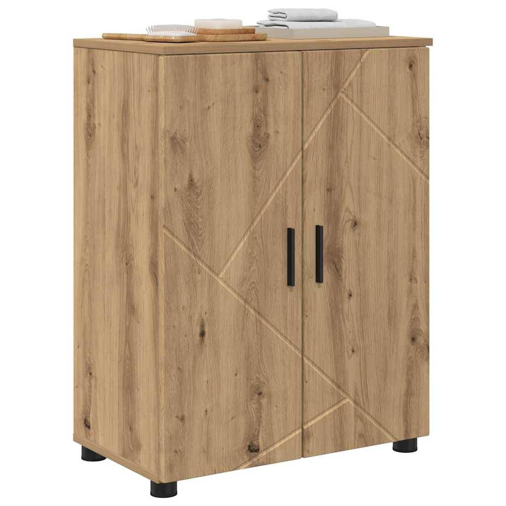 Ein Holzaufbewahrungsschrank mit zwei Türen, in einer hellen Eichenoptik und mit schwarzen Griffen. Darauf eine Stapel weißer Handtücher und ein Tablett.