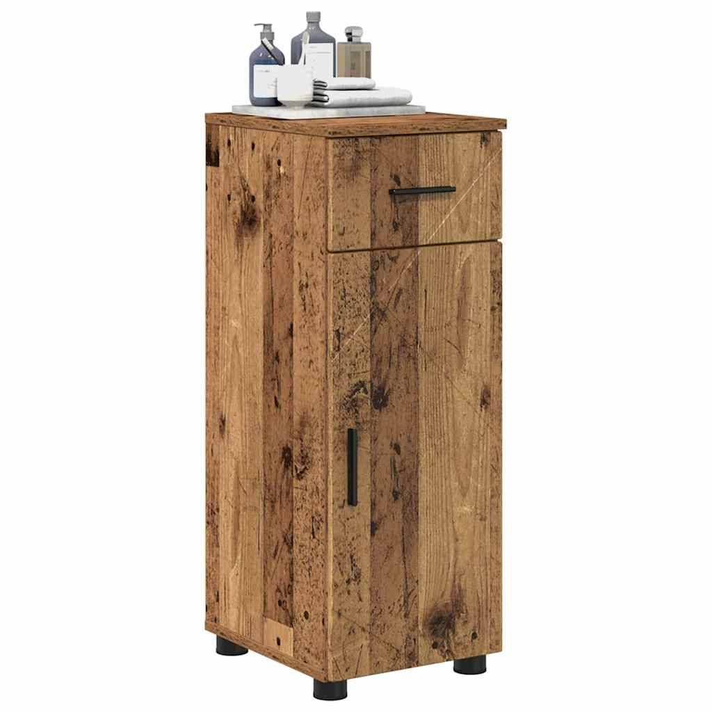 Hoher Holzschrank mit rustikaler Oberfläche, versehen mit einer Tür und einer Schublade mit schwarzen Griffen. Mehrere Flaschen und ein Behälter stehen auf der Oberfläche.