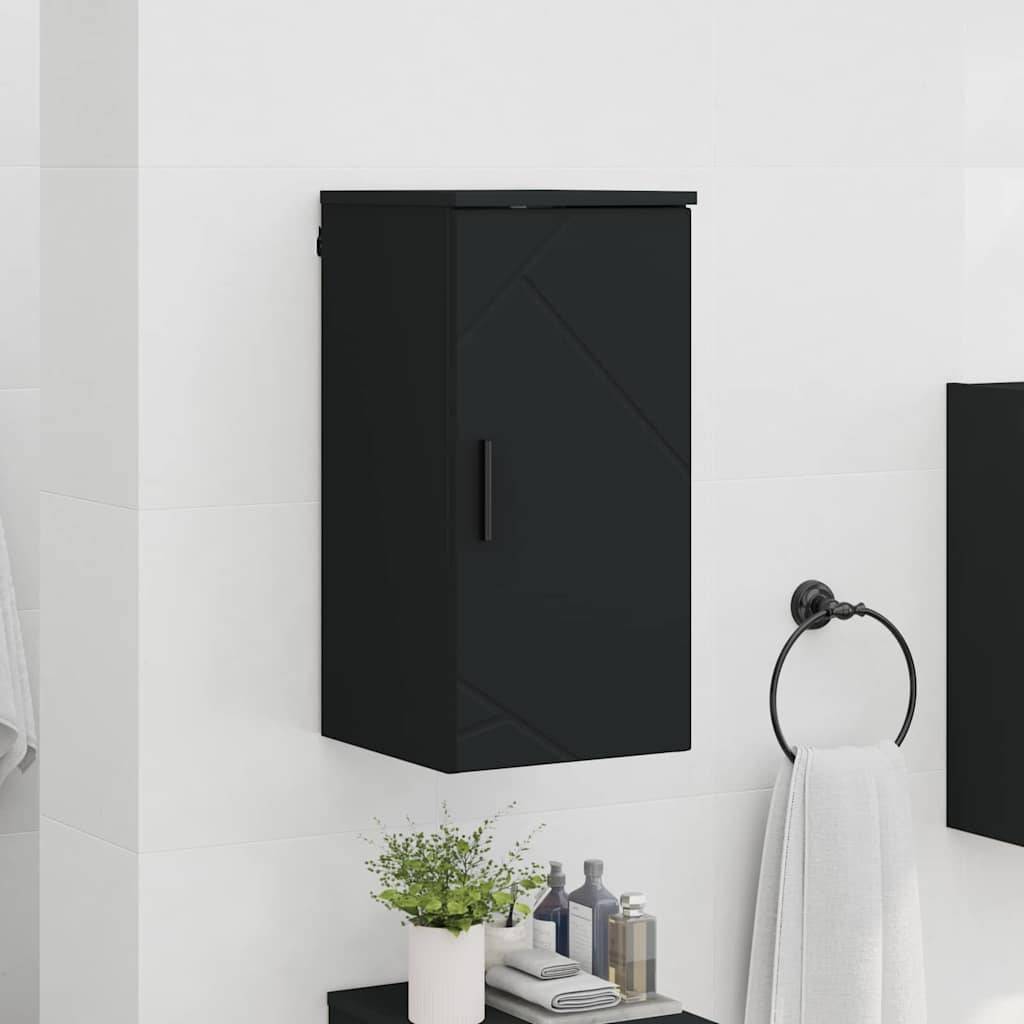 Ein schlanker schwarzer Badezimmerschrank ist an einer weißen gefliesten Wand montiert. Darunter steht ein Waschbecken mit einem Handtuch und Toilettenartikeln, daneben ein Blumentopf.