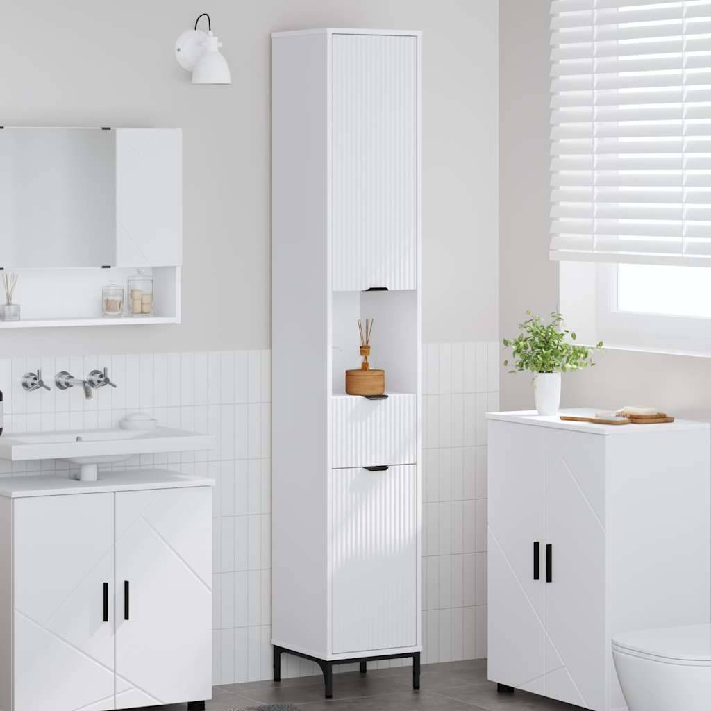 Ein modernes Badezimmer mit einem hohen weißen Schrank, einem Waschbecken mit einem Spiegelschrank darüber und einem kleineren Seitenschrank. Natürliches Licht von einem Fenster.