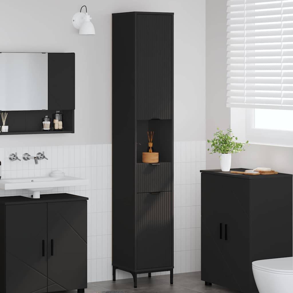 Modernes Badezimmer mit schwarzen Schränken, wandmontiertem Spiegel, weißem Waschbecken und einer Topfpflanze am Fenster. Helles und minimalistisches Design.