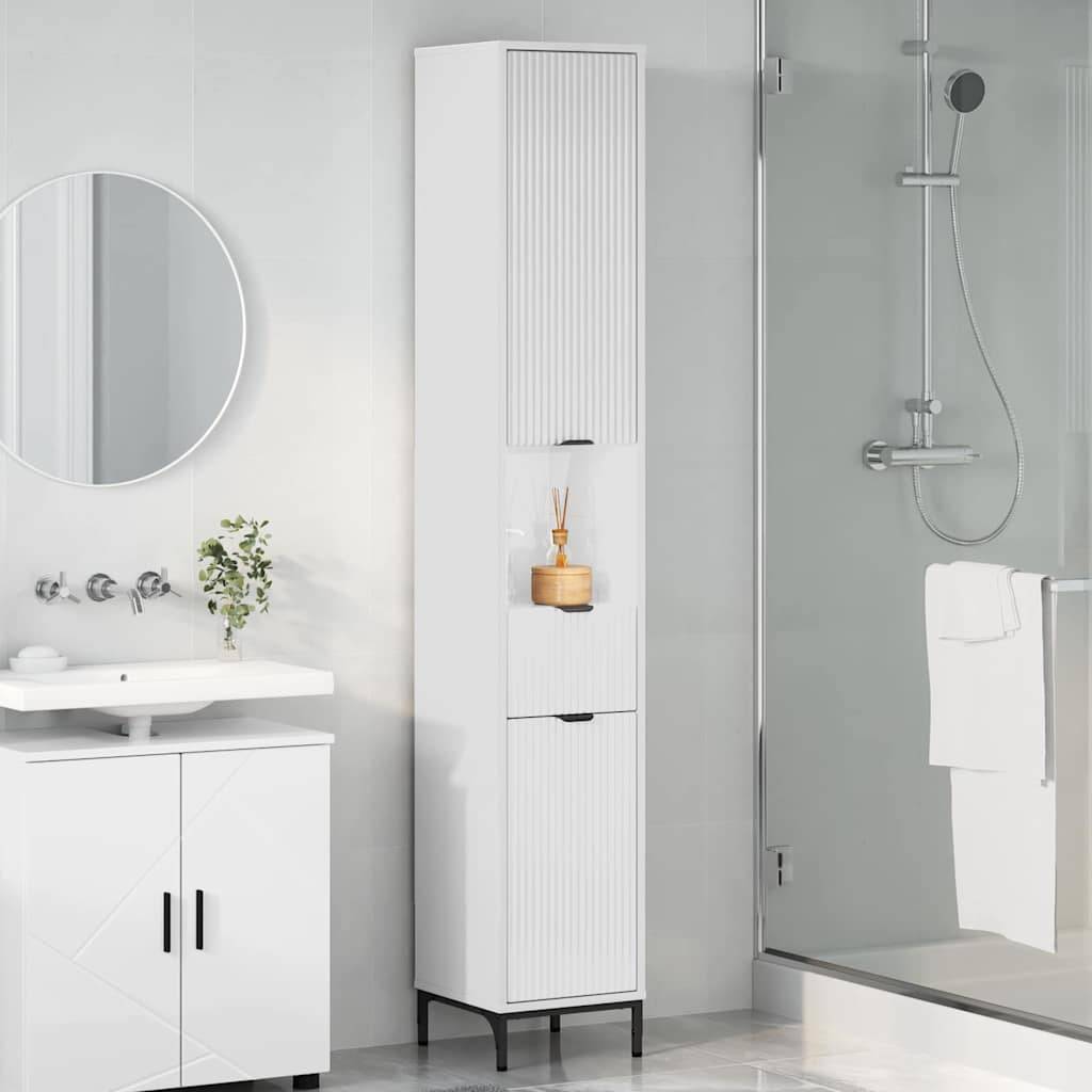 Ein modernes Badezimmer mit einem hohen weißen Schrank neben einer Glasduschkabine. Ein Waschbecken mit rundem Spiegel und einer kleinen Pflanze befinden sich links.