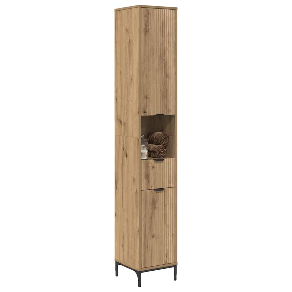 Ein hoher, schmaler Holzschrank mit vertikalen Rillen steht auf schwarzen Metallfüßen. Er verfügt über ein offenes Regal mit zusammengerollten Handtüchern und einen geschlossenen Stauraum ober- und unterhalb.