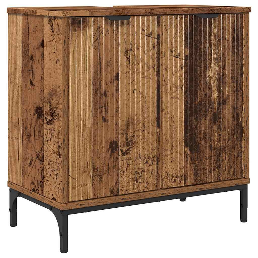 Ein Holzschrank mit gerippter Textur an den Türen, ausgestattet mit einer dunklen Metallfassung und -griffen, der einen rustikalen und industriellen Look erzeugt.
