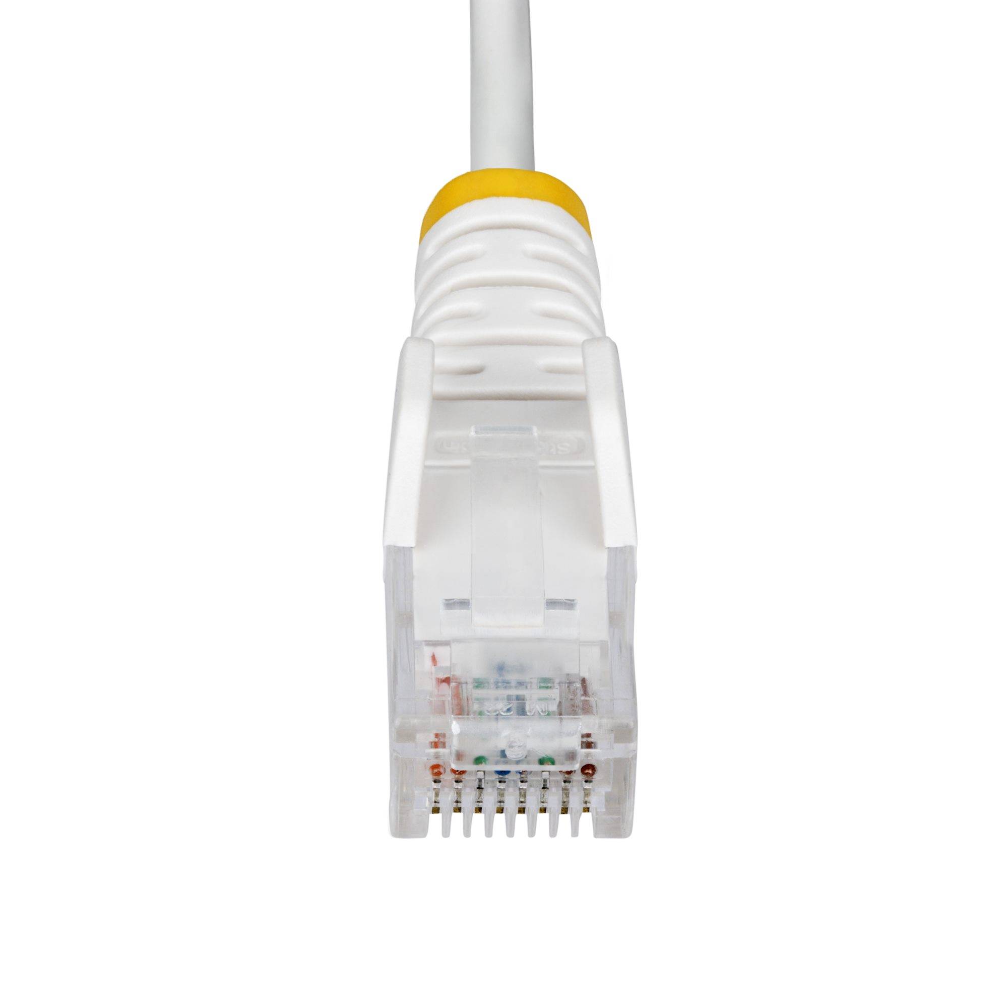 Nahaufnahme eines weißen Ethernet-Kabelsteckers mit einem klaren Kunststoff-RJ45-Stecker und gelbem Kragen auf neutralem Hintergrund.