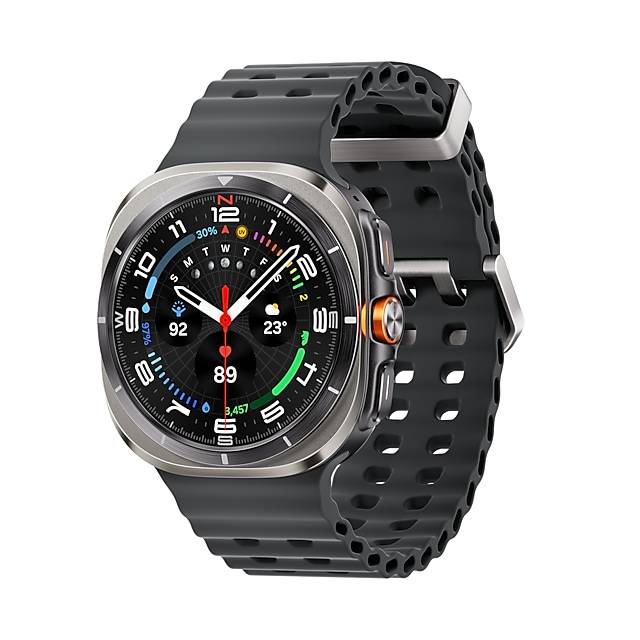 Schwarze Smartwatch mit quadratischem Gehäuse und perforiertem schwarzem Armband, zeigt ein farbiges analoges Zifferblatt mit Gesundheits- und Aktivitätskennzahlen.
