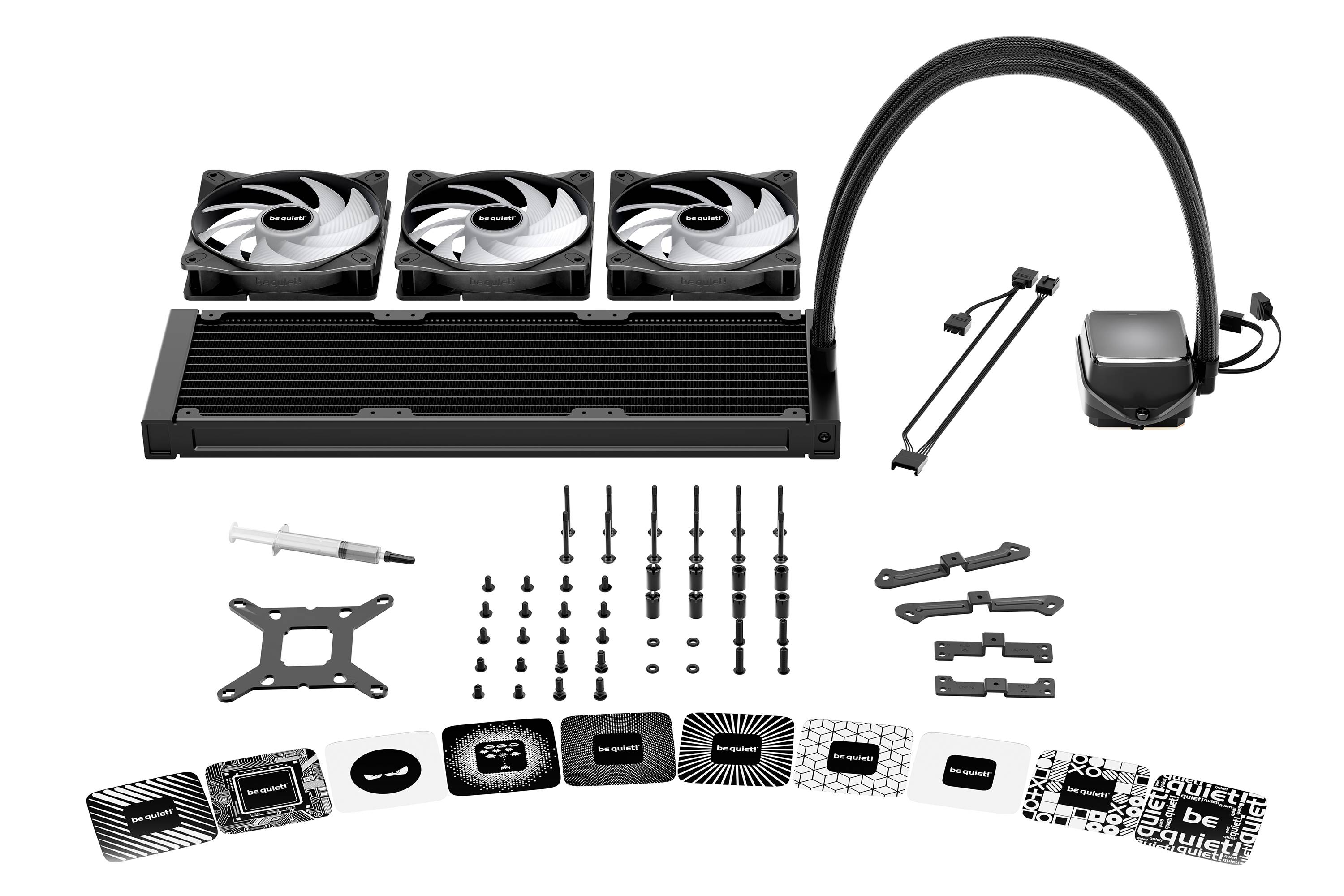 All-in-One Flüssigkeitskühlanlage für CPUs mit Dreierfach-Radiator, Lüftern, Pumpe, Schläuchen, Befestigungsmaterial, Kabeln und Zubehöretikett.
