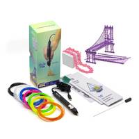 3D-Druckstift-Set mit Stift, Filamentrollen, Netzteil, Anleitung und Musterdruckmodellen auf weißem Hintergrund