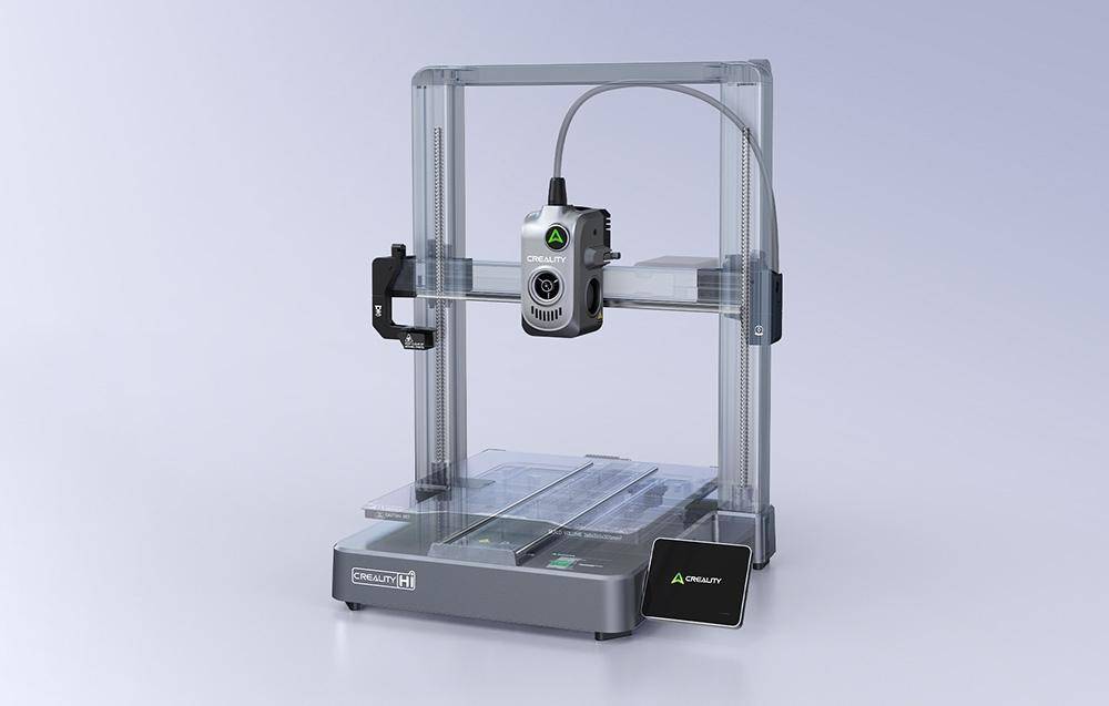 Ein 3D-Drucker mit einem transparenten Rahmen und einem digitalen Display an der Basis. Er wirkt bereit zum Einsatz in einer minimalistischen Umgebung.