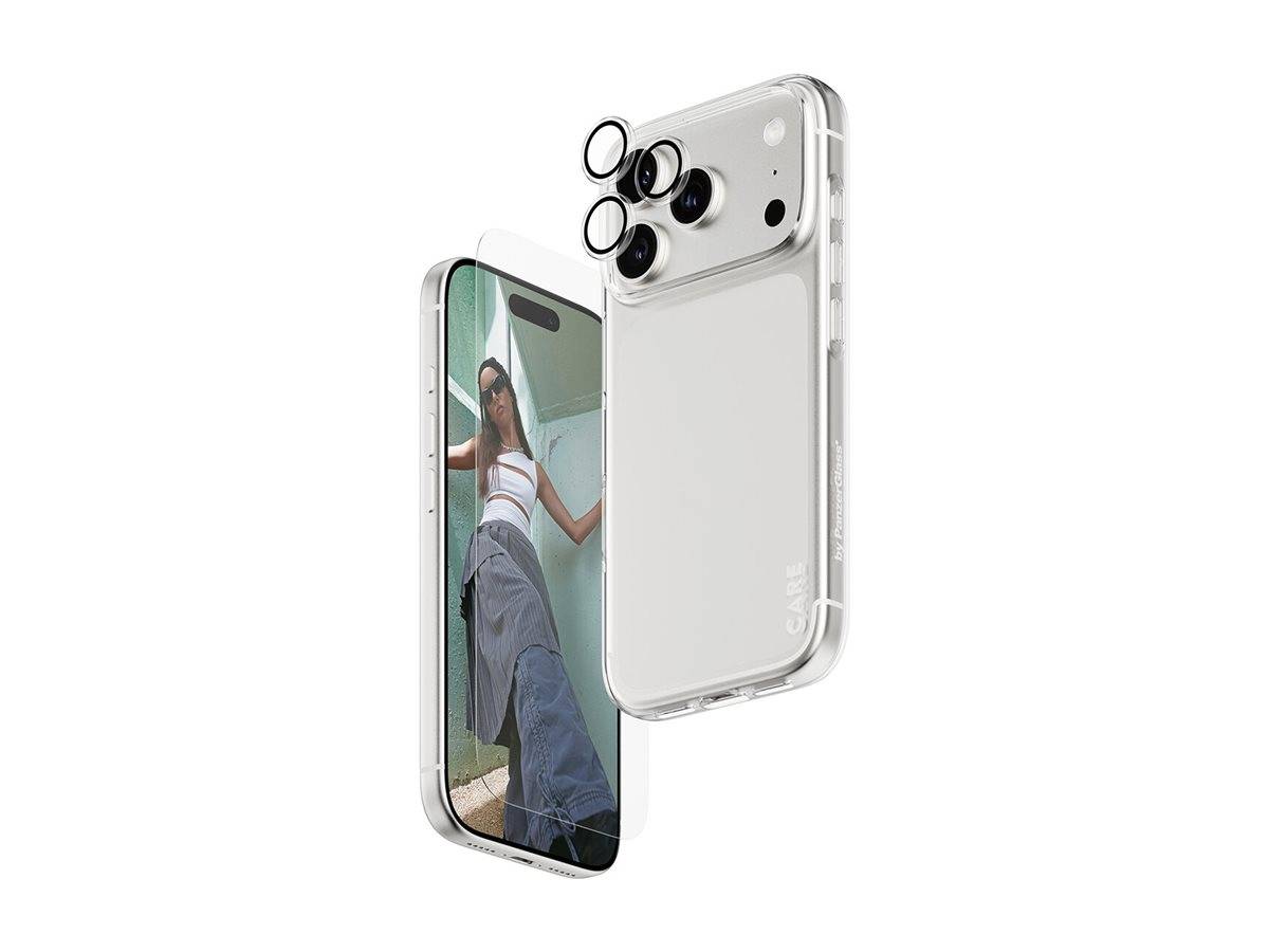 Ein Smartphone mit einer transparenten Hülle und separaten Kameraobjektivschützern, das ein Ganzkörperfoto einer Frau zeigt, die sich an eine grüne Wand lehnt.