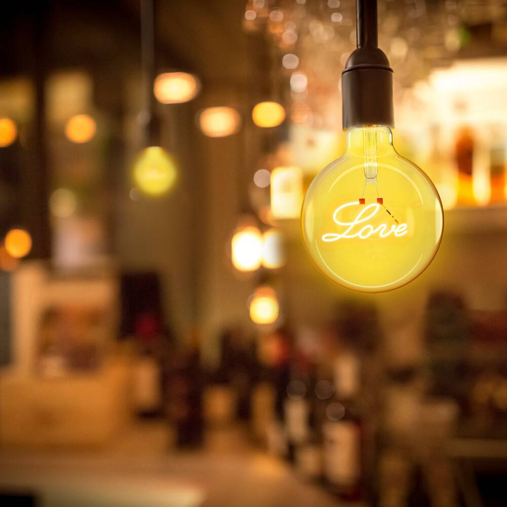 LED Universum LED Leuchtmittel Filament Glühlampe Schriftzug "Love" G125 Sockel E27 4W 1800K/Amber 250lm Ø125xH172mm