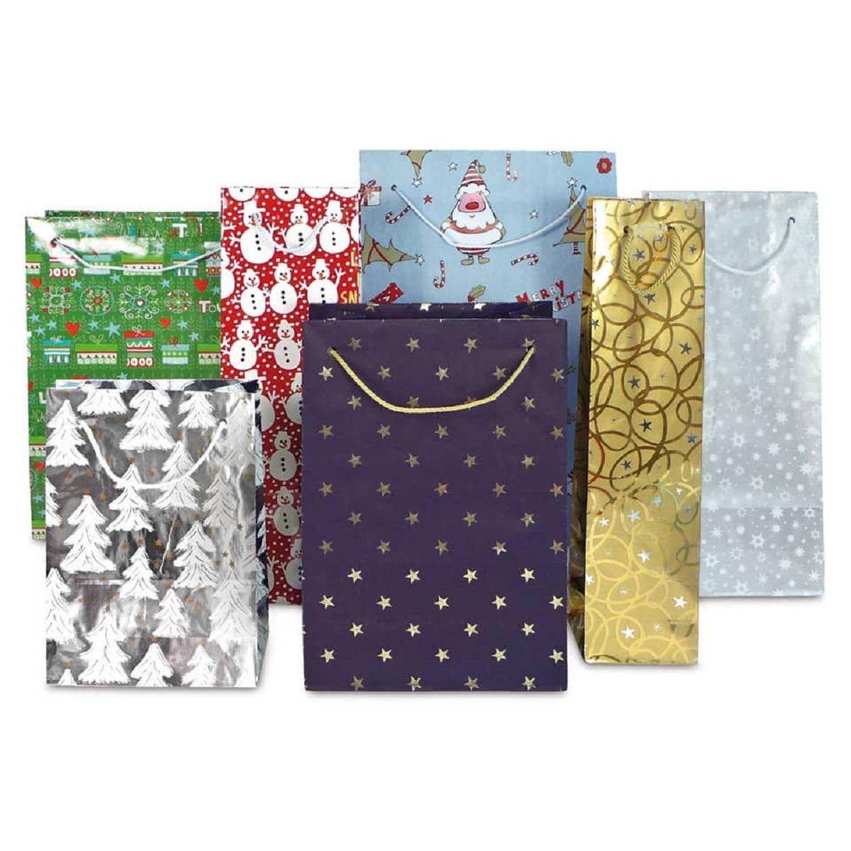 Sortierte dekorative Geschenktüten in Weihnachtsmustern, einschließlich Weihnachtsmann, Schneemännern, Bäumen, Sternen und goldenen Schnörkeln, angeordnet auf weißem Hintergrund.