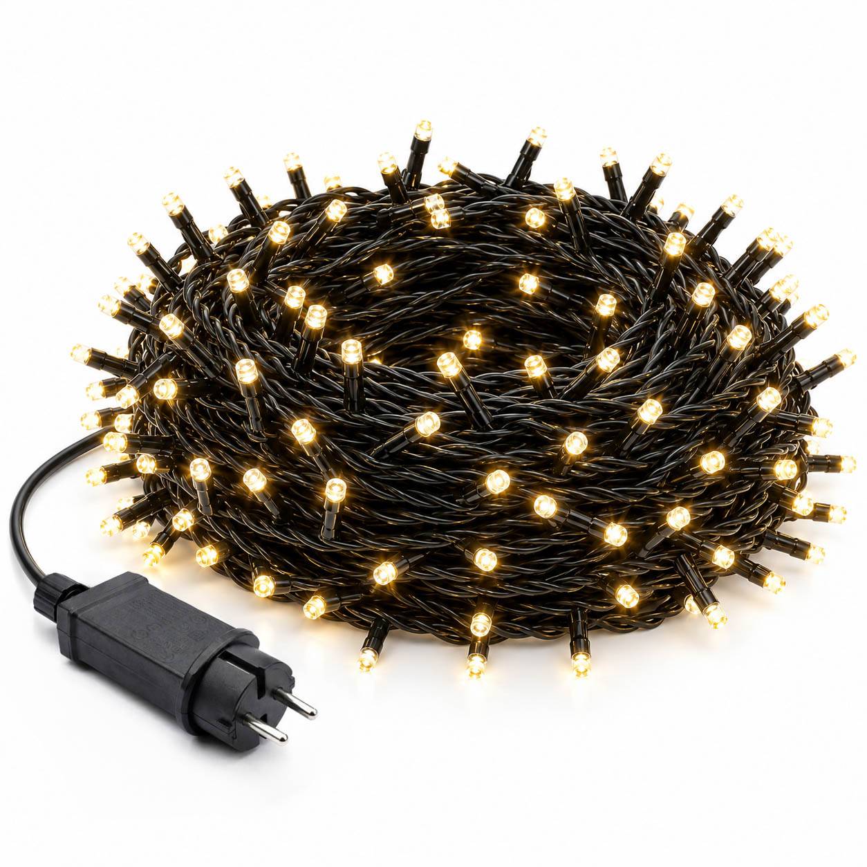 Aufgerollte warm-weiße Lichterketten mit schwarzem Kabel und Stecker auf weißem Hintergrund.