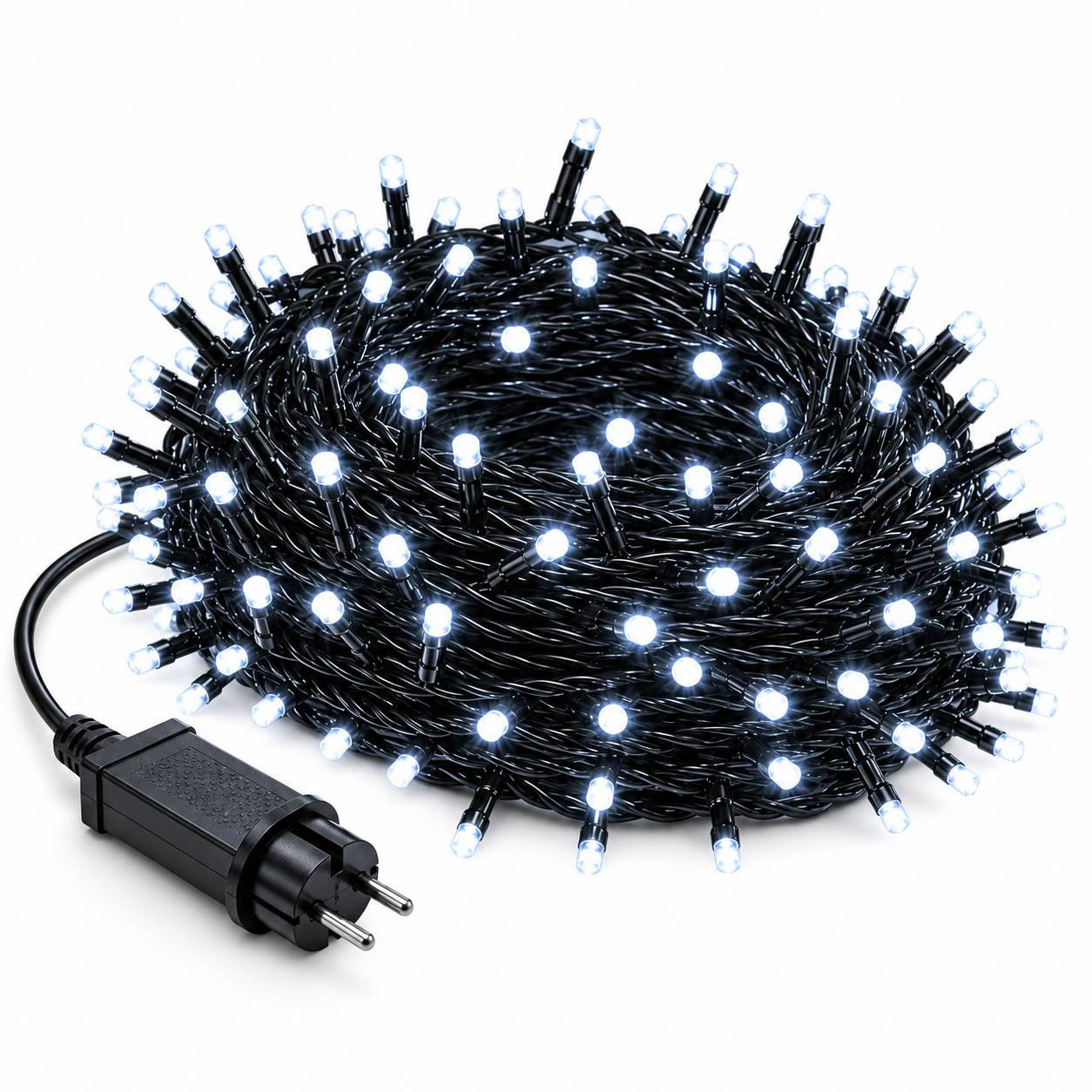 Aufgerollte schwarze Lichterketten mit vielen kleinen weißen LEDs und einem zweipoligen Stecker auf weißem Hintergrund.