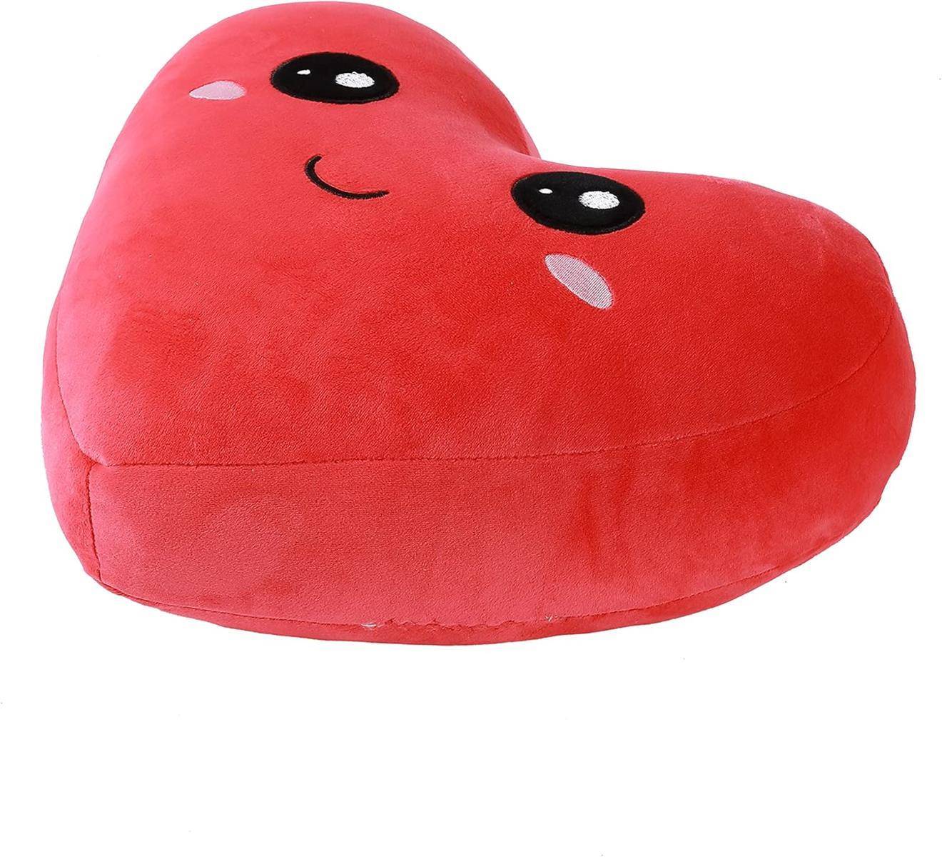 Rotes herzförmiges Plüschkissen mit einem lächelnden Gesicht auf weißem Hintergrund.