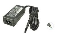 Schwarzer Laptop-Stromadapter mit angeschlossenem Spiralstromkabel und Hohlstecker auf weißem Hintergrund.