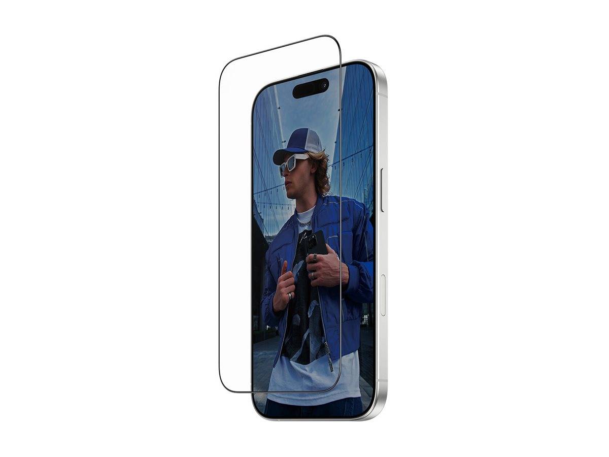 Ein Smartphone-Displayschutz wird über einen Bildschirm gelegt, der eine Person zeigt, die eine blaue Jacke und eine weiße Kappe trägt und sich im Freien befindet.
