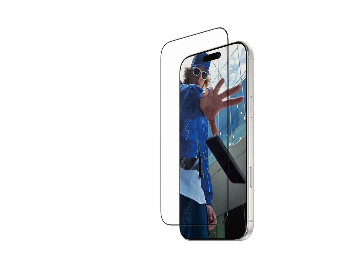 Smartphone mit einem Displayschutz, der eine Person in blauer Kleidung und Sonnenbrille zeigt, die auf die Kamera zureicht.