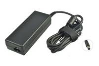 Schwarzer Laptop-Stromadapter mit angeschlossenem Kabel und Stecker, plus ein kleiner Steckerkontakt, separat dargestellt.