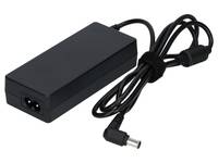 Schwarzer Netzadapter mit angeschlossenem Kabel und Steckerverbinder auf weißem Hintergrund