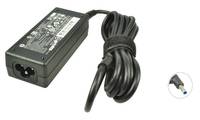 Schwarzer Laptop-Netzteil mit aufgewickeltem Kabel und rundem Stecker, auf weißem Hintergrund mit Nahaufnahme eines kleinen Anschlusses gezeigt.