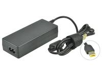 Schwarzer Stromadapter mit angeschlossenem Kabel und Stecker, gezeigt mit einer Nahaufnahme des Steckerendes.