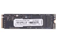 Ein M.2-NVMe-Solid-State-Drive-Modul auf weißem Hintergrund mit einem Etikett, das 1-TB-Speicher und einen Barcode anzeigt.