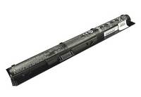 Schwarzes Laptop-Batteriepaket auf weißem Hintergrund, diagonal angewinkelt.