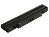 Schwarzes Laptop-Akkupaket auf weißem Hintergrund, diagonal angezeigt mit sichtbaren Stecker- und Verriegelungsdetails.