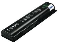 Schwarzes wiederaufladbares Batteriepaket in Perspektive auf weißem Hintergrund dargestellt, mit bedruckten Etiketten und sichtbarem Steckerende.
