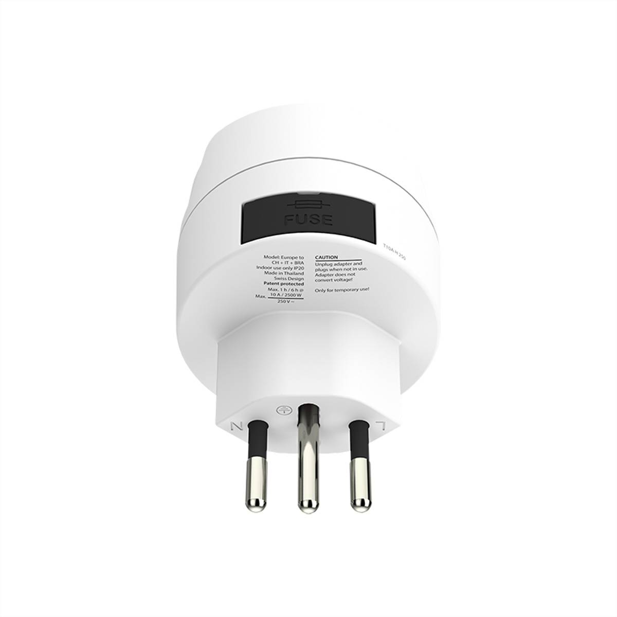 Ein weißer dreipoliger Elektro-Steckeradapter mit Sicherung und Warnhinweisen, geeignet für internationale Steckdosen.