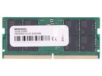 Computerspeicher-RAM-Modul mit weißem Barcode-Etikett auf einer grünen Leiterplatte.