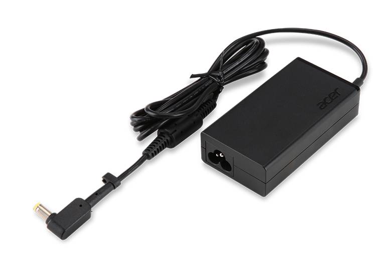 Schwarzer Acer-Laptop-Netzteil mit angeschlossenem Kabel und Winkelstecker auf weißem Hintergrund.