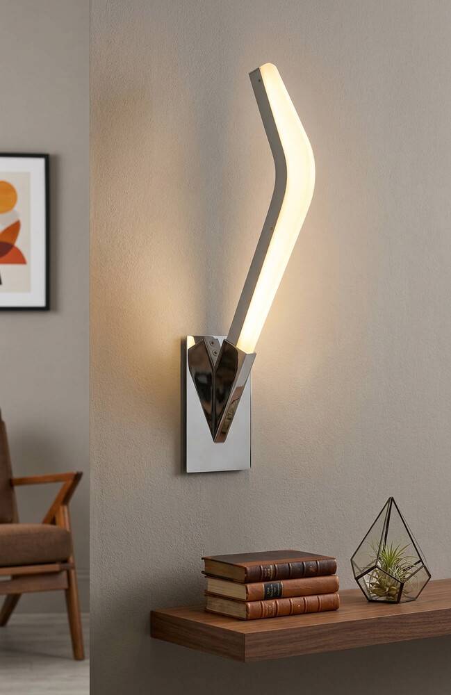 Moderne Wandleuchte mit gebogenem Glühlicht über einem Regal mit gestapelten Büchern und einem kleinen geometrischen Pflanzentopf in einem Wohnzimmer.