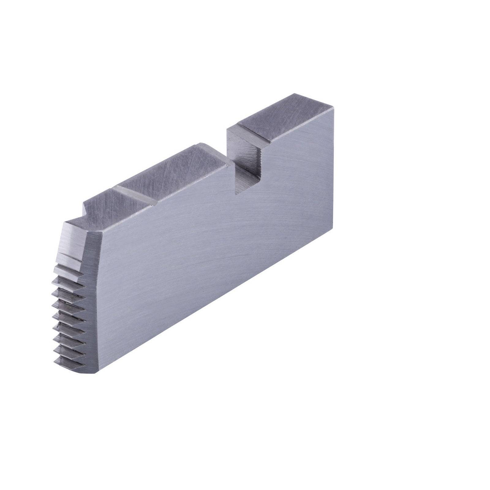 Eine Metallkomponente mit schrägen Rillen auf einer Seite und einem Ausschnitt von oben, die einem Abschnitt eines Zahnrads oder mechanischen Bauteils ähnelt.