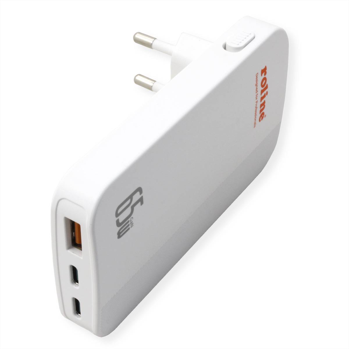 Ein weißer Reiseadapter mit europäischem Stecker und drei USB-Anschlüssen, auf dessen Seite „65W
