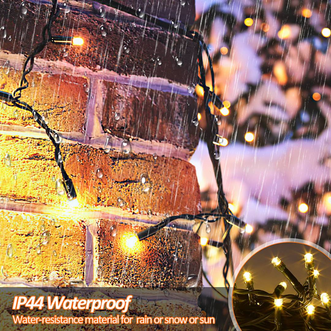Nahaufnahme von IP44-wasserdichten Lichterketten, die auf einer Backsteinmauer im Regen aufgehängt sind, mit der Beschriftung „IP44-wasserdicht" und „Wasserbeständiges Material für Regen, Schnee oder Sonne"".